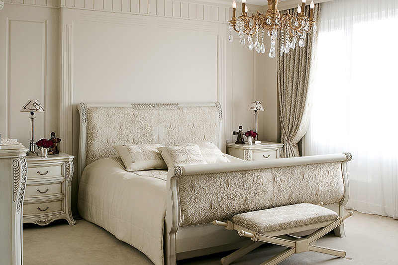 Bedroom decoration with a sparkling chandelier that does justice to indian-style decorated bedroom