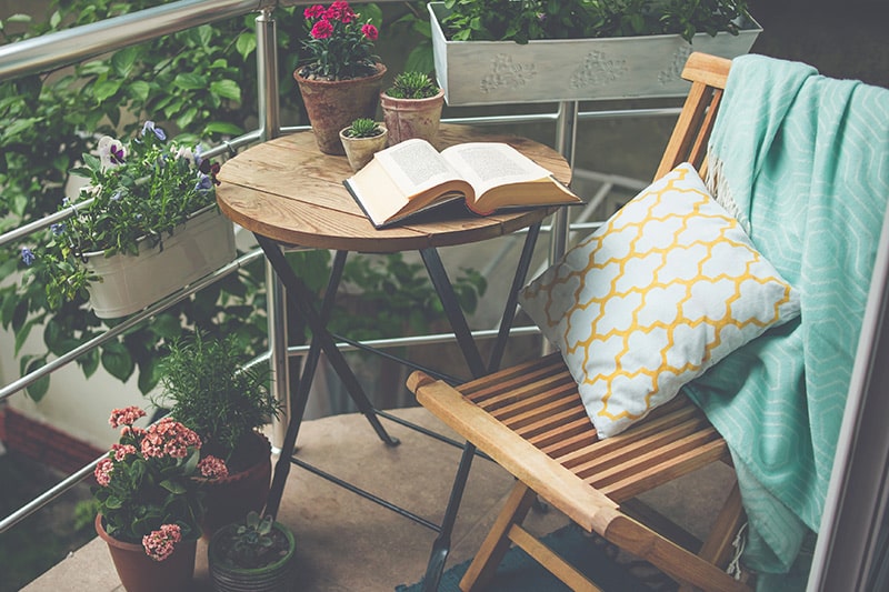 The great outdoor design idea for small outdoor space with foldable chairs and tables