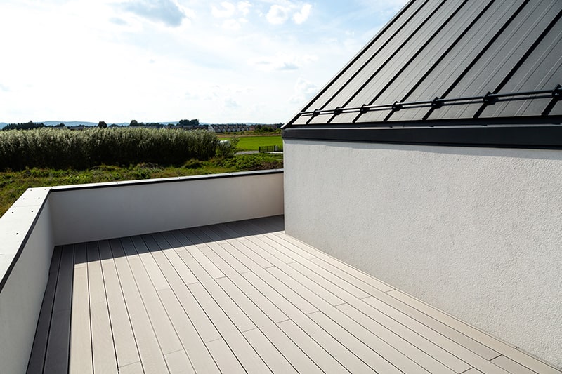 Outdoor balcony flooring with composite wood flooring is much cheaper