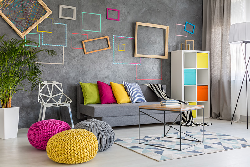 Small living room furniture arrangement throws in a splash of bright accent colours all over to make it eye-catching.