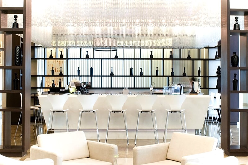 Home bar designs by adding personalised bar mirrors gives modern look home bar design