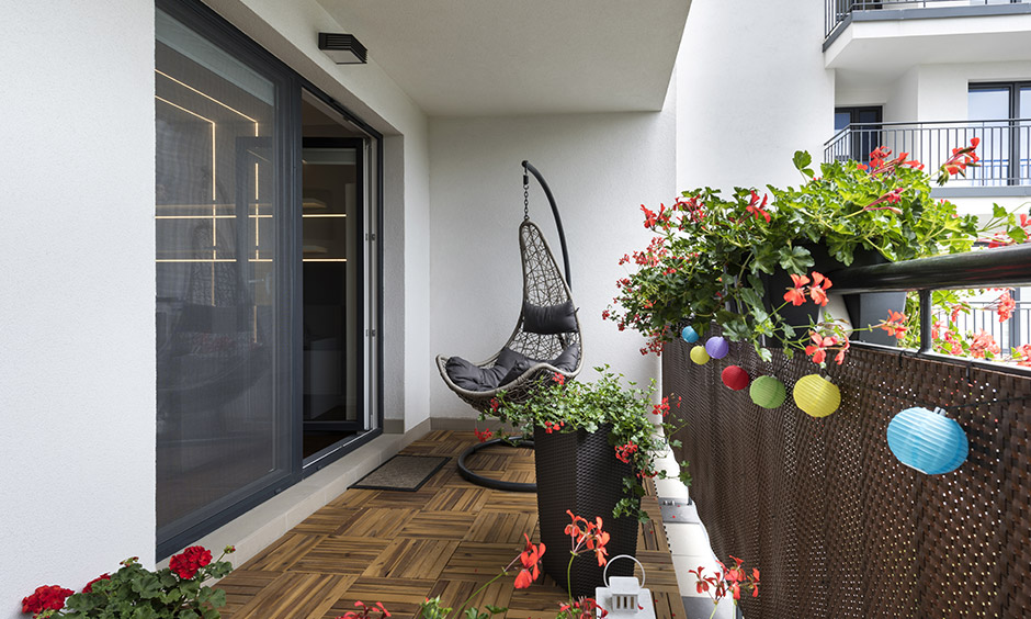 Balcony garden ideas for small spaces grow a wide variety of vegetables, plants, flowers and herbs in containers.