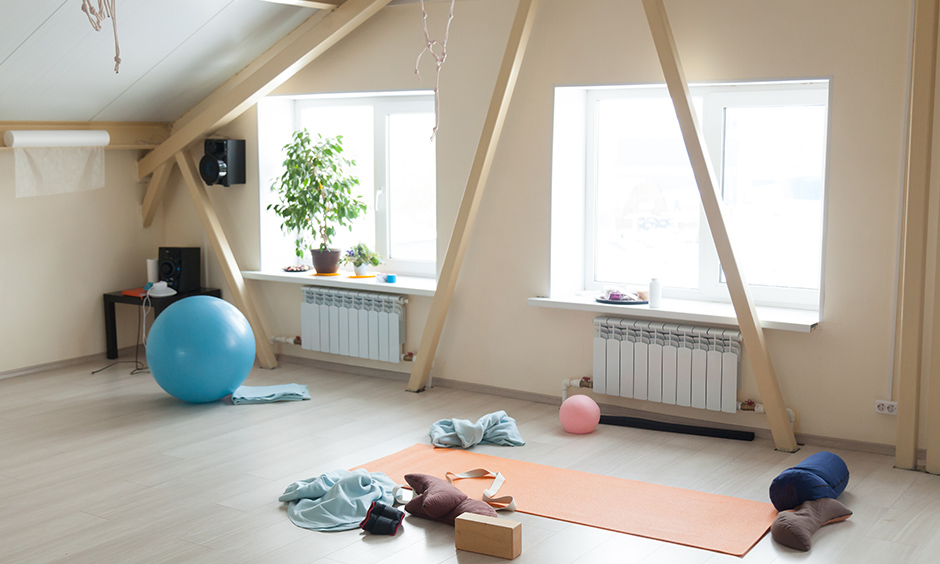 Create home gym design in the attic with minimal equipment