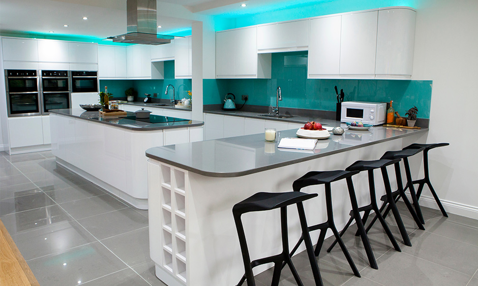 Sleek kitchen design in white and blue combination