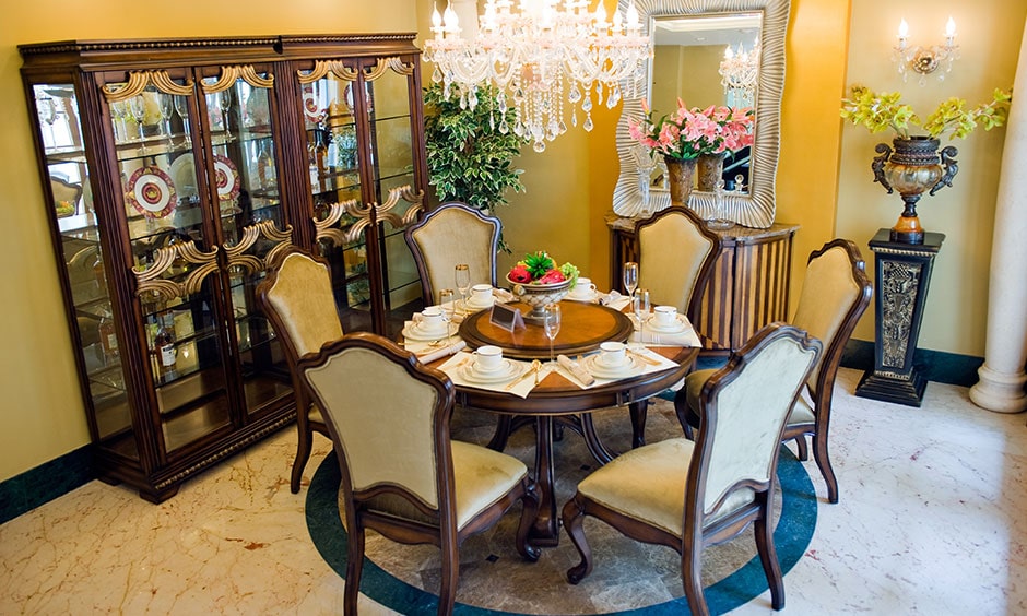 Classic round dining table design gives stylish looks to dining room interior