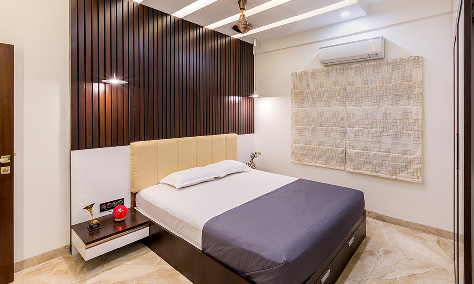 A multi-tiered modern bedroom ceiling design looks breathtaking and use of umpteen materials like wood, fibre to exude class