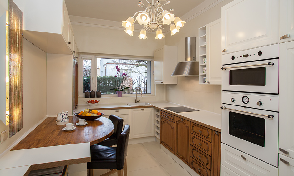 90's small kitchen pendant lighting with flower chandelier hangs so elegantly and adds a tint of warm glow to the room.