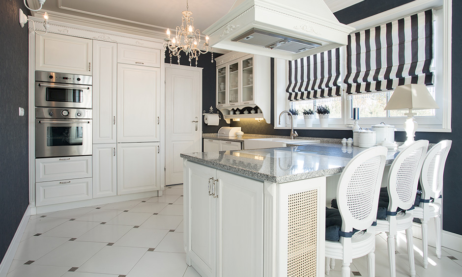 Black & white kitchen chandelier lighting fixed on the wall looks classic. 