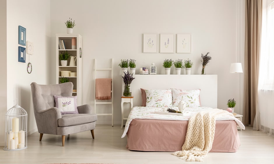 Small bedroom decorating ideas with white interiors and rich green indoor plants