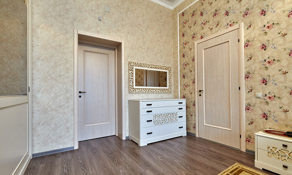 The vintage-styled entrance with two different wallpaper for hall wall is elegant.