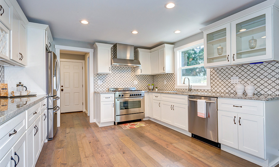 Moroccan tiles kitchen splashback balances beautifully with the pattern of the tiles and overall look elegance.