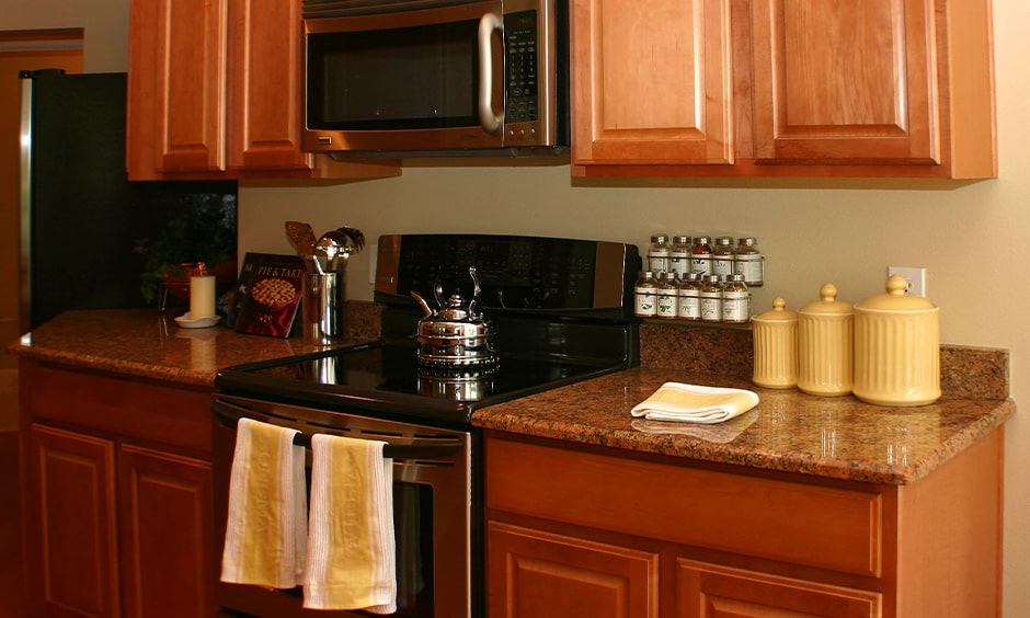 Wall mounted kitchen spice rack dedicated to the spice bottles