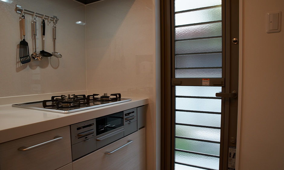 Three burner kitchen hob size with a black toughened glass at the corner blends beautifully to become a part of the decor.