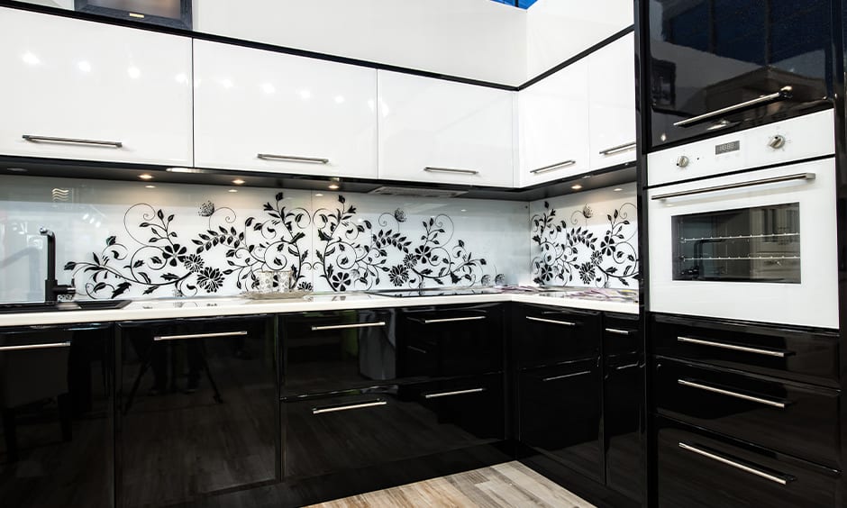 Classic black and white kitchen design gives simple and unique look