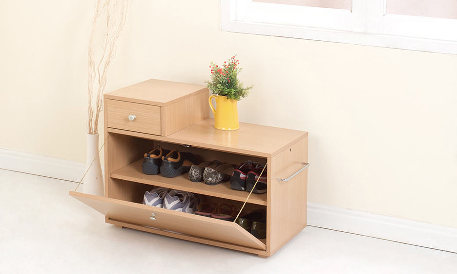 Wooden shoe rack design in small size keeps the area mess-free and shoe odour locked in