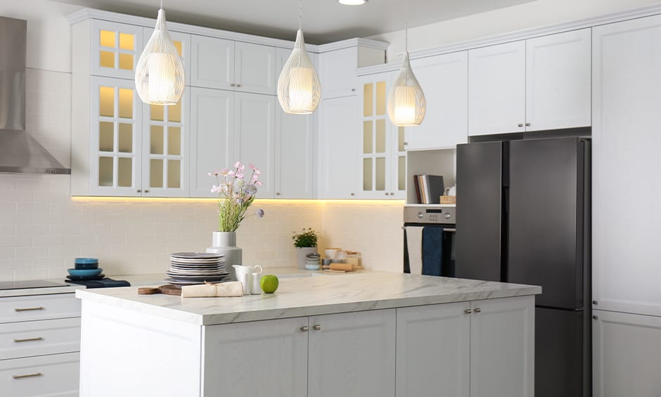 Kitchen island lantern lights gives a sense of minimalism