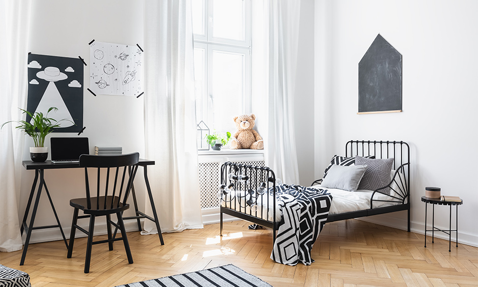 Kids black and white bedroom ideas comes with a black cot with a white sheet 