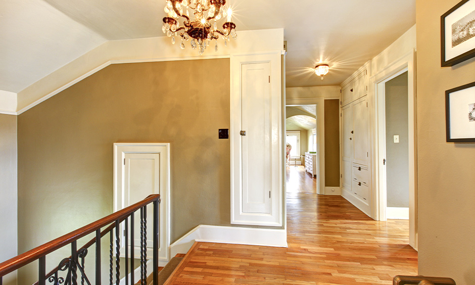 Long hallway paint ideas to create the impression of an antique luxury home