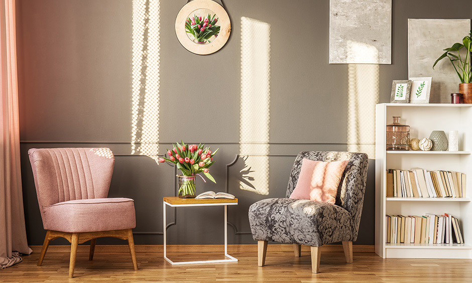 Reading corner for two with an open shelf