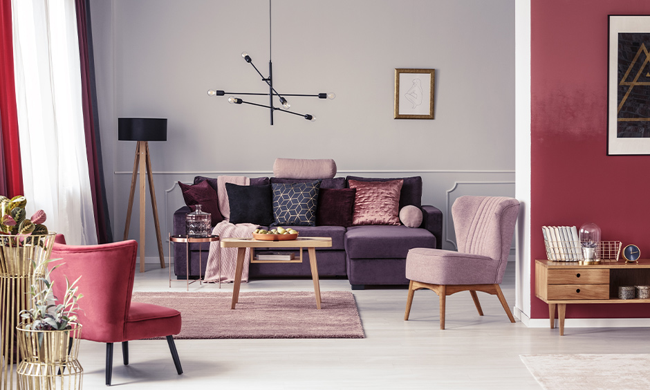 Interior design living room in pink with a rug, a terracotta- pink wall, the dark pink chair