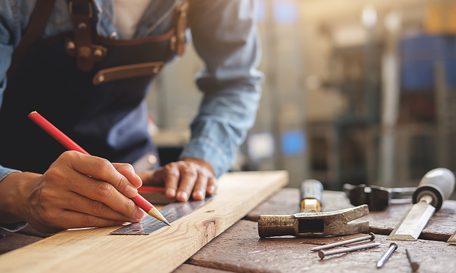 Modular kitchen vs carpenter made kitchen: carpenter made kitchen done by wooden furniture.