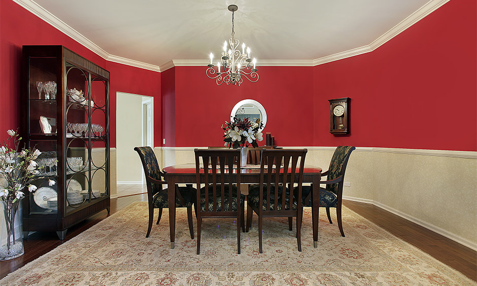 Dining room in cream and red wall paint combinations in dual-toned gives classic and stylish touch.