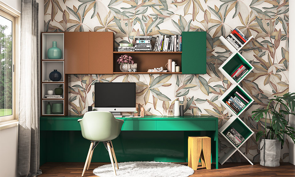 The girls' study room has an open bookshelf design, and leaf-patterned wallpaper brings a natural vibe.