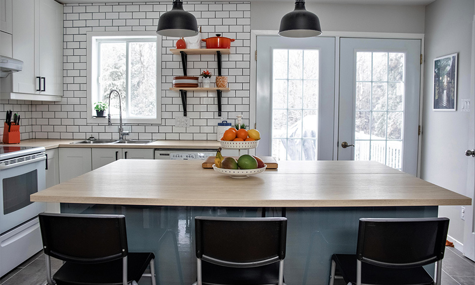 Traditional farmhouse decor for the kitchen island-cum-dining table