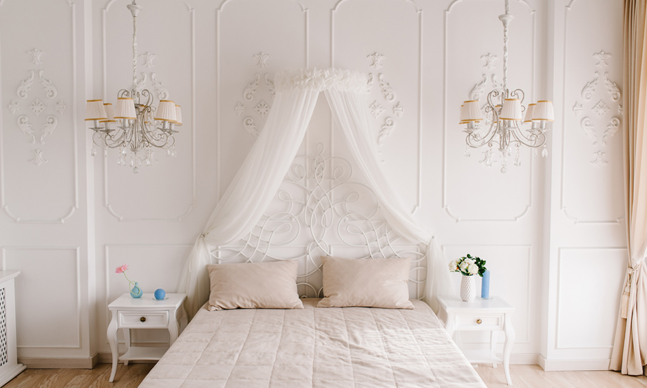 Bed crown canopy in the classic bedroom gives a romantic and old school look