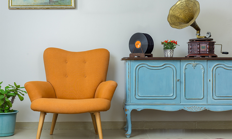 A cheerful vintage living room decor with vibrant colours and antique accents