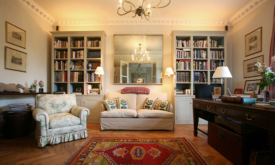 Traditional living room design with an old-school library