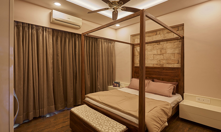 A wooden storage bench for bedroom paired with a wooden poster bed adds an old-world charm