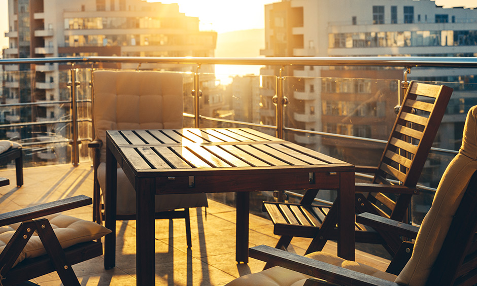 Enjoy the view with this balcony railing glass design for the balcony